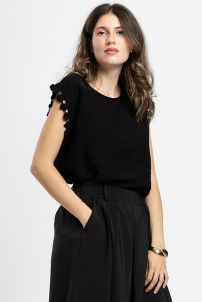 Top nero con applicazione decorativa sulla manica