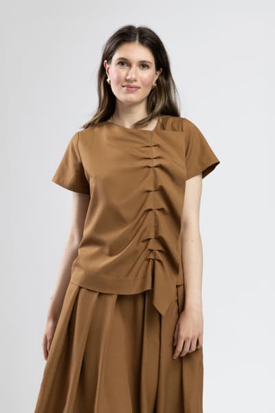 Blusa coffee con arricciature