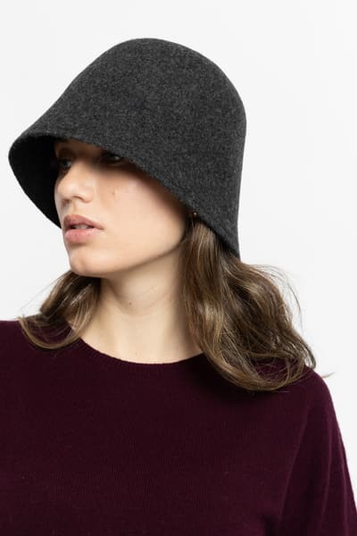 pl-PL Clop negru din lana 