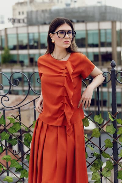 Blusa color terracotta con arricciature