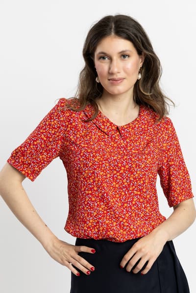 Blusa rossa a piccoli motivi